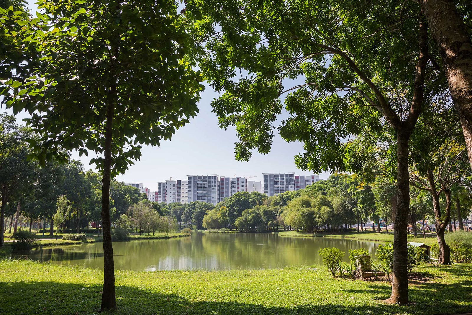 Celadon City có mật độ xây dựng thấp, ưu tiên phát triển cảnh quan xanh nhằm tạo không gian trong lành, xanh mát cho cư dân.