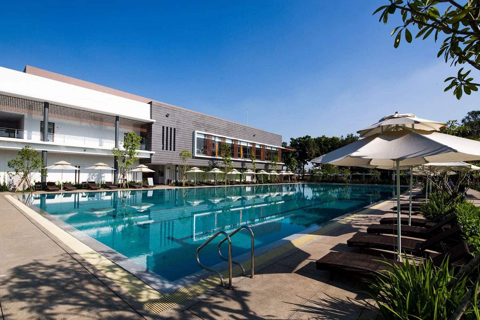 Khu nghỉ dưỡng thể thao Sports & Resort Club sử dụng điện từ hệ thống bảng năng lượng mặt trời công suất 209kW để làm ấm nước tắm.